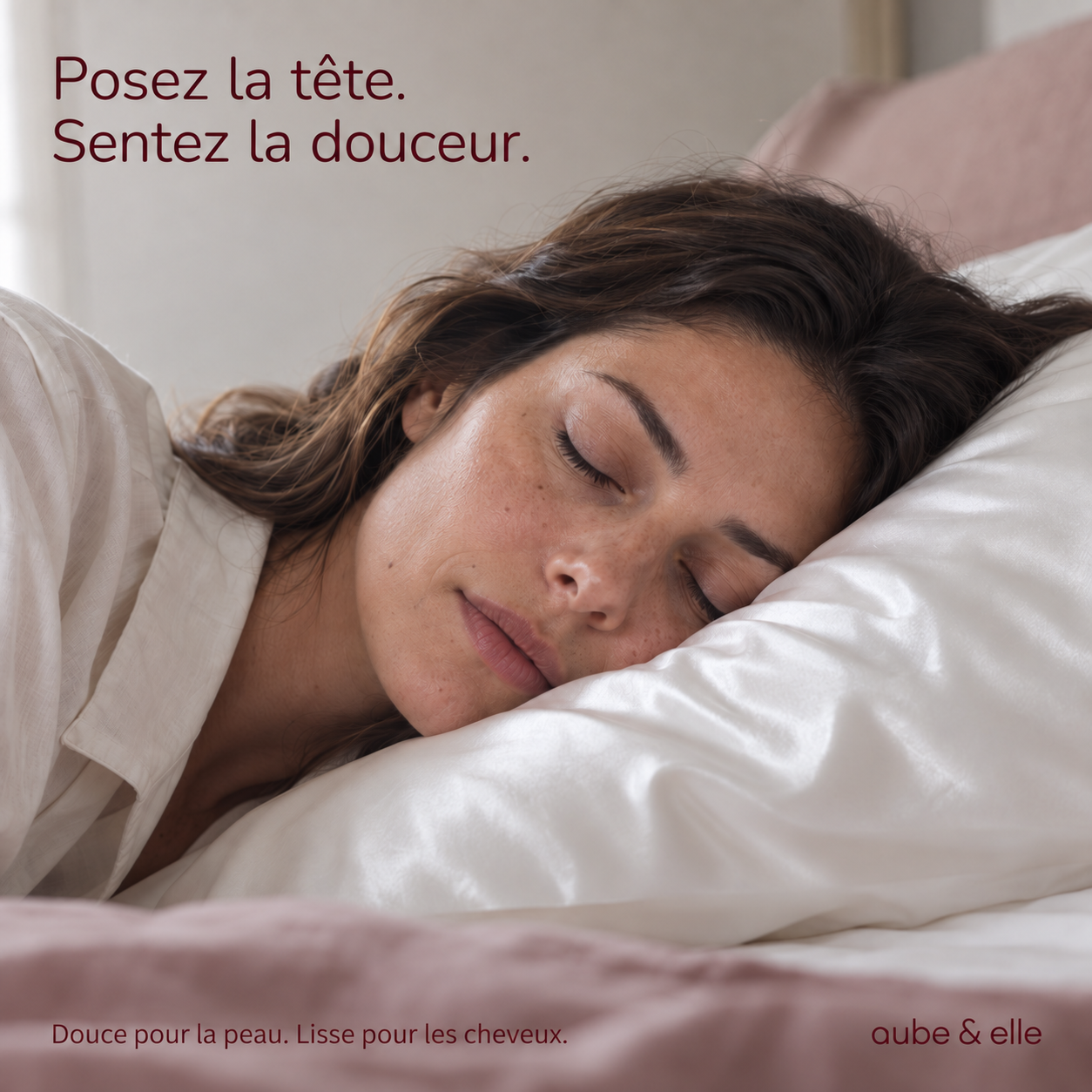 Posez la tête. Sentez la douceur. Une femme aux cheveux bouclés repose la joue sur la taie blanche en soie : douce pour la peau, lisse pour les cheveux.