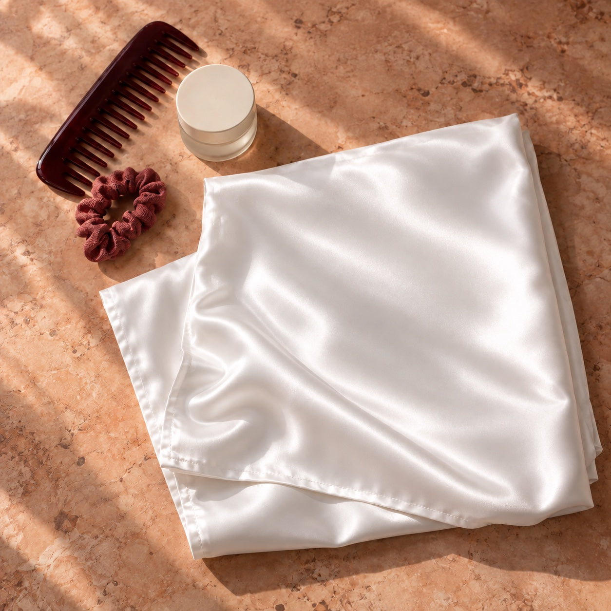La taie pliée près des soins du soir, accessoires de mise en scène